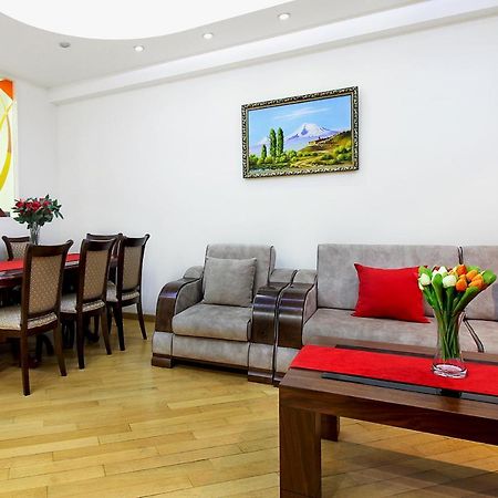3 Bedroom Apartment Near Republic Square エレバン エクステリア 写真