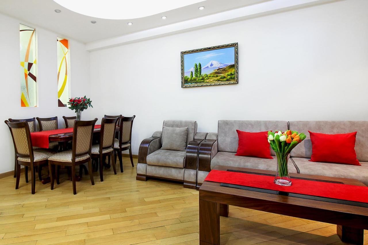 3 Bedroom Apartment Near Republic Square エレバン エクステリア 写真