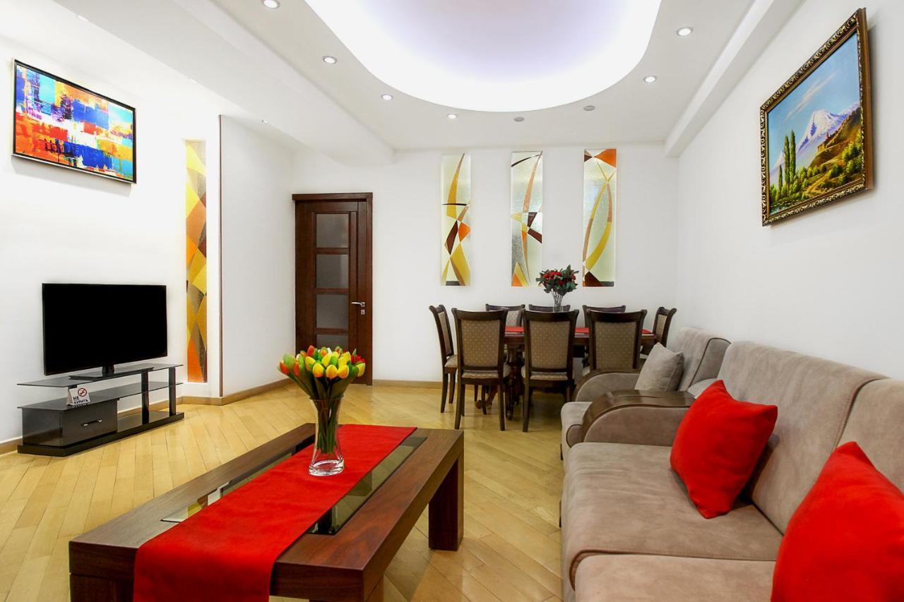 3 Bedroom Apartment Near Republic Square エレバン エクステリア 写真