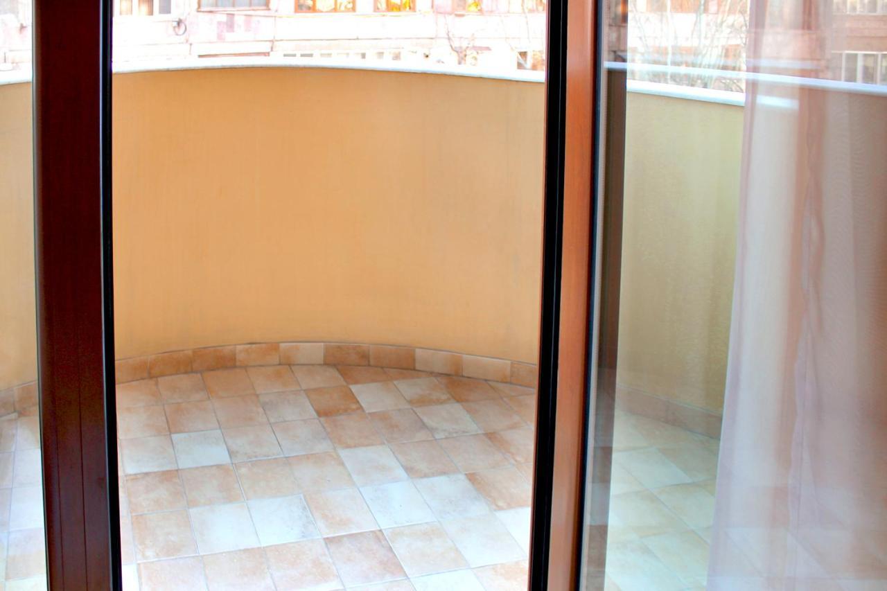 3 Bedroom Apartment Near Republic Square エレバン エクステリア 写真