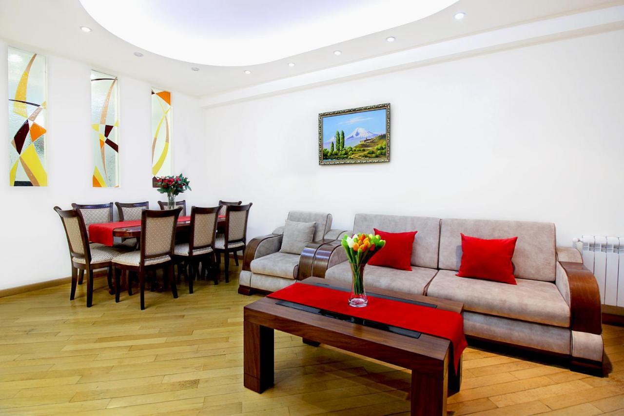 3 Bedroom Apartment Near Republic Square エレバン エクステリア 写真